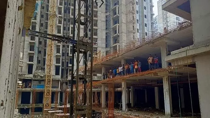 ग्रेनो लिफ्ट हादसा: निर्माणाधीन बिल्डिंग में लिफ्ट गिरने से अब तक आठ मजदूरों की मौत, बड़ी लापरवाही सामने आई ग्रेनो लिफ्ट हादसा: निर्माणाधीन बिल्डिंग में लिफ्ट गिरने से अब तक आठ मजदूरों की मौत, बड़ी लापरवाही सामने आई