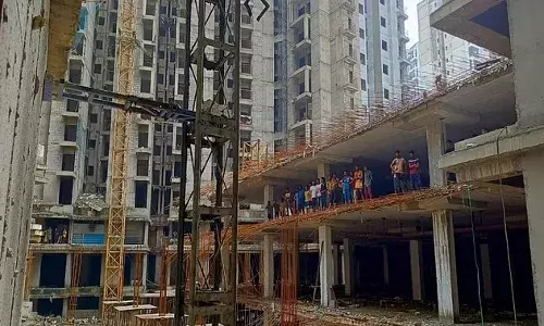 ग्रेनो लिफ्ट हादसा: निर्माणाधीन बिल्डिंग में लिफ्ट गिरने से अब तक आठ मजदूरों की मौत, बड़ी लापरवाही सामने आई ग्रेनो लिफ्ट हादसा: निर्माणाधीन बिल्डिंग में लिफ्ट गिरने से अब तक आठ मजदूरों की मौत, बड़ी लापरवाही सामने आई