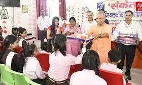 CM योगी गोरखपुर में मूक बधिर छात्रों से मिलकर भावुक हुए
