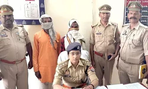 यूपी और बिहार में आतंक का पर्याय बने दो नक्सली सोनभद्र में गिरफ्तार, बमबारी जैसी घटनाओं में थे शामिल। यूपी और बिहार में आतंक का पर्याय बने दो नक्सली सोनभद्र में गिरफ्तार, बमबारी जैसी घटनाओं में थे शामिल।