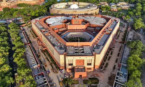 जानिए नए संसद भवन से जुड़े गज, गरूड़ द्वार क्या हैं, किस दिशा में लगाए गए ये प्रतीक, क्या है इनका पौराणिक महत्व? जानिए नए संसद भवन से जुड़े गज, गरूड़ द्वार क्या हैं, किस दिशा में लगाए गए ये प्रतीक, क्या है इनका पौराणिक महत्व?