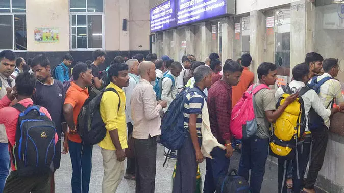 रेल यात्रियों के लिए खुशखबरी: 25 स्टेशनों पर ATVM से खरीद सकेंगे जनरल टिकट, लंबी लाइन से मिलेगा छुटकारा रेल यात्रियों के लिए खुशखबरी: 25 स्टेशनों पर ATVM से खरीद सकेंगे जनरल टिकट, लंबी लाइन से मिलेगा छुटकारा