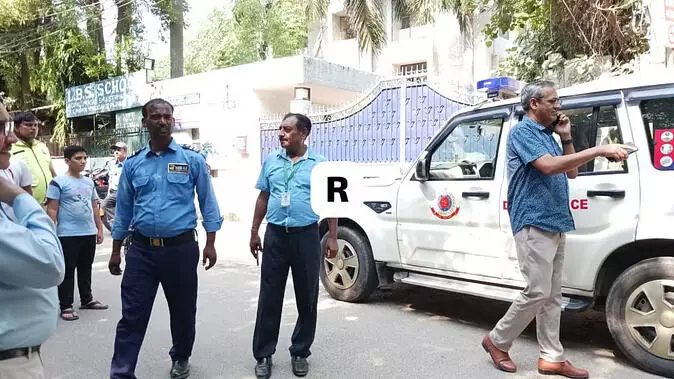 दिल्ली: एक और स्कूल को बम से उड़ाने की धमकी, ई-मेल में लिखा- बम से उड़ा दूंगा, बम निरोधक दस्ता मौके पर दिल्ली: एक और स्कूल को बम से उड़ाने की धमकी, ई-मेल में लिखा- बम से उड़ा दूंगा, बम निरोधक दस्ता मौके पर