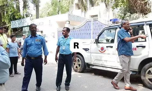 दिल्ली: एक और स्कूल को बम से उड़ाने की धमकी, ई-मेल में लिखा- बम से उड़ा दूंगा, बम निरोधक दस्ता मौके पर दिल्ली: एक और स्कूल को बम से उड़ाने की धमकी, ई-मेल में लिखा- बम से उड़ा दूंगा, बम निरोधक दस्ता मौके पर