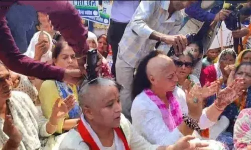 बेटियों के हक के लिए सड़क पर बैठ कर सिर मुंडवाया, जानें?