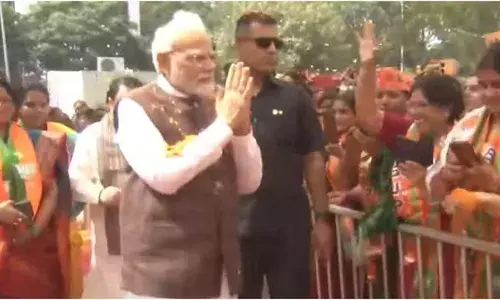 बधाई: बीजेपी मुख्यालय पहुंचे पीएम मोदी, महिला कार्यकर्ताओं के छुए पैर; प्रधानमंत्री ने अभिनंदन किया
