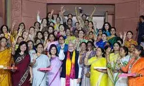 तय समय से एक दिन पहले ही संसद का विशेष सत्र खत्म हो गया। महिला आरक्षण बिल पर मुहर तय समय से एक दिन पहले ही संसद का विशेष सत्र खत्म हो गया। महिला आरक्षण बिल पर मुहर