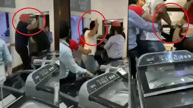 iPhone 15 की देरी नहीं हुई बर्दाश्त: वीडियो में एक के बाद ग्राहक ने मारे छह घूंसे, साथी कर्मचारी बचाते रहे जान iPhone 15 की देरी नहीं हुई बर्दाश्त: वीडियो में एक के बाद ग्राहक ने मारे छह घूंसे, साथी कर्मचारी बचाते रहे जान