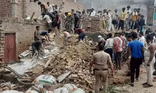 Ghaziabad: रूपनगर इंडस्ट्रियल एरिया में गिरा मकान, कई लोग दबे; एक शव निकाला और छह को बचाया Ghaziabad: रूपनगर इंडस्ट्रियल एरिया में गिरा मकान, कई लोग दबे; एक शव निकाला और छह को बचाया