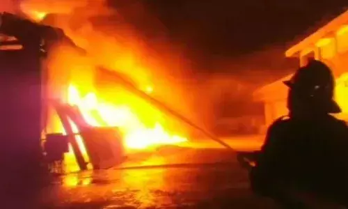 रुडकी के मंगलौर कस्बे में बीती देर रात मेन बाजार स्थित एक कन्फेक्शनरी की दुकान में अचानक आग लग गई रुडकी के मंगलौर कस्बे में बीती देर रात मेन बाजार स्थित एक कन्फेक्शनरी की दुकान में अचानक आग लग गई