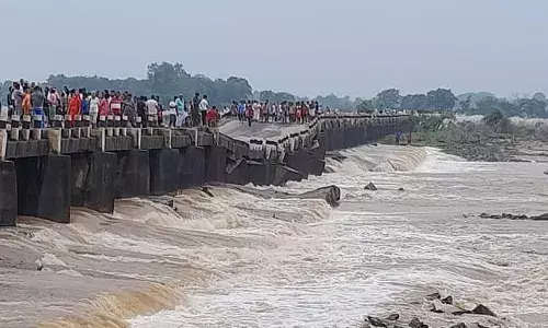 Bihar News : बिहार में एक और पुल धंसा; तेज बहाव में सात खंभे ने जगह छोड़ी, आवागमन बंद कराया गया Bihar News : बिहार में एक और पुल धंसा; तेज बहाव में सात खंभे ने जगह छोड़ी, आवागमन बंद कराया गया