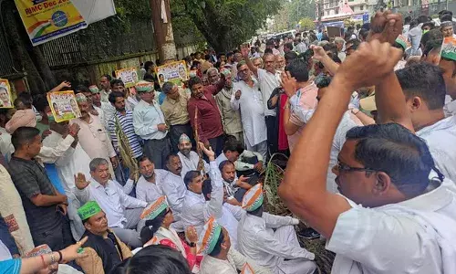 देहरादून: ट्रैक्टर में सवार होकर धरना स्थल पर पहुंचे हरीश रावत, प्रभावित किसानों के मुआवजे के लिए उठाई आवाज देहरादून: ट्रैक्टर में सवार होकर धरना स्थल पर पहुंचे हरीश रावत, प्रभावित किसानों के मुआवजे के लिए उठाई आवाज