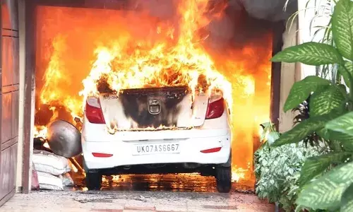 देहरादून न्यूज़: राजधानी के इस पॉश इलाके में लगी आग, गैराज में रखी कार जलकर राख देहरादून न्यूज़: राजधानी के इस पॉश इलाके में लगी आग, गैराज में रखी कार जलकर राख