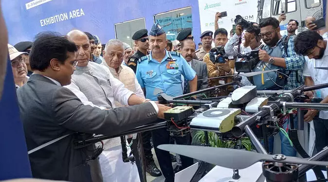भारत ड्रोन शक्ति: हिंडन एयरबेस पर ड्रोन शो जारी, राजनाथ सिंह ने C-295 विमान को वायुसेना में किया शामिल. भारत ड्रोन शक्ति: हिंडन एयरबेस पर ड्रोन शो जारी, राजनाथ सिंह ने C-295 विमान को वायुसेना में किया शामिल.