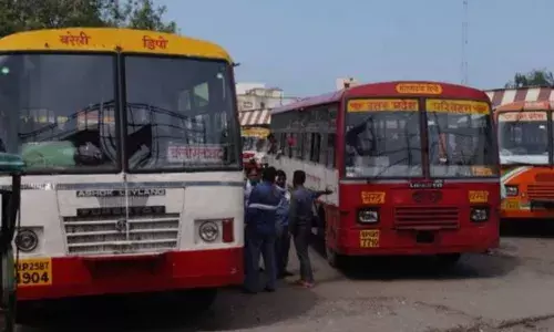 यूपी और उत्तराखंड में एक ही पार्टी की सरकार है, लेकिन रोडवेज बस संचालन को लेकर दोनों राज्यों के बीच कोई तालमेल नहीं है। यूपी और उत्तराखंड में एक ही पार्टी की सरकार है, लेकिन रोडवेज बस संचालन को लेकर दोनों राज्यों के बीच कोई तालमेल नहीं है।