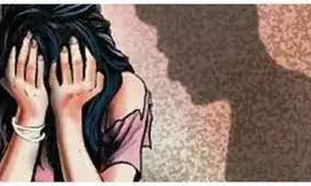 अलीगढ़: अश्लील फोटो वायरल करने के नाम पर करता रहा रेप, किशोरी हुई गर्भवती, तीन के खिलाफ रिपोर्ट दर्ज अलीगढ़: अश्लील फोटो वायरल करने के नाम पर करता रहा रेप, किशोरी हुई गर्भवती, तीन के खिलाफ रिपोर्ट दर्ज