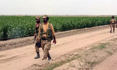 पाकिस्तान: टैंक से ट्रैक्टर पर आई पाकिस्तानी सेना, आर्थिक बदहाली से छुटकारा दिलाने को कब्जाई 10 लाख एकड़ जमीन