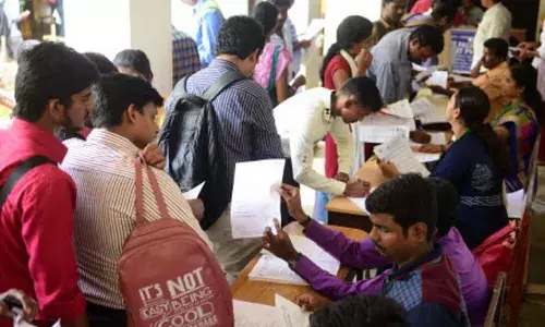 UP Govt Jobs 2023: जानिए किस विभाग में कितने पद हैं खाली, सीएम योगी ने जल्द भरने के दिए निर्देश