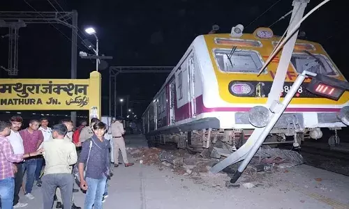 Train Accident: मथुरा जंक्शन पर चंद सेकंड रुकने के बाद अचानक से तेजी से चल पड़ी EMU, प्लेटफॉर्म पर चढ़ी ट्रेन