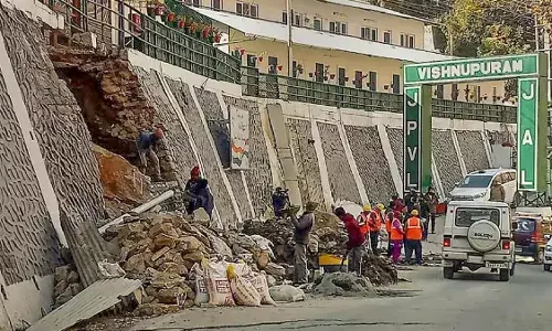 जल निकासी के रास्तों से छेड़छाड़ और ड्रेनेज सिस्टम का न होना जोशीमठ में तबाही का कारण बना है यह कहना रहा नेशनल इंस्टीट्यूट ऑफ हाइड्रोलॉजी रुड़की (NIH) की रिपोर्ट में जल निकासी के रास्तों से छेड़छाड़ और ड्रेनेज सिस्टम का न होना जोशीमठ में तबाही का कारण बना है यह कहना रहा नेशनल इंस्टीट्यूट ऑफ हाइड्रोलॉजी रुड़की (NIH) की रिपोर्ट में