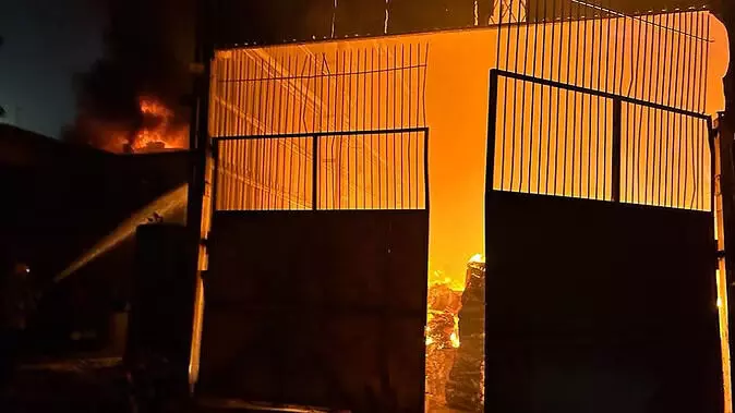 Ghaziabad: केमिकल और गत्ता फैक्टरी में लगी आग, 17 फायर टेंडरों की मदद से पाया काबू Ghaziabad: केमिकल और गत्ता फैक्टरी में लगी आग, 17 फायर टेंडरों की मदद से पाया काबू