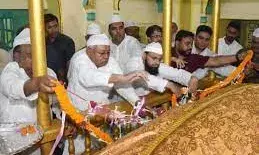 मुख्यमंत्री नीतीश ने फुलवारी शरीफ में मजार पर की चादरपोशी करते , बिहार में अमन-चैन और तरक्की के लिए मांगी दुआ.। मुख्यमंत्री नीतीश ने फुलवारी शरीफ में मजार पर की चादरपोशी करते , बिहार में अमन-चैन और तरक्की के लिए मांगी दुआ.।