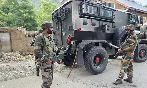 जम्मू कश्मीर: कुपवाड़ा में घुसपैठ की कोशिश नाकाम, दो आतंकवादी ढेर, पाक नकदी और हथियार बरामद जम्मू कश्मीर: कुपवाड़ा में घुसपैठ की कोशिश नाकाम, दो आतंकवादी ढेर, पाक नकदी और हथियार बरामद