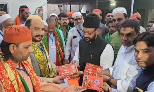 पाकिस्तानी जायरीनों को भेंट की गई भगवत गीता और रुद्राक्ष की माला