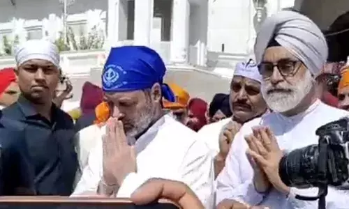 Rahul Gandhi: अमृतसर पहुंचे राहुल गांधी, स्वर्ण मंदिर में हुए नतमस्तक, पगड़ी की बजाय पहना नीला पटका Rahul Gandhi: अमृतसर पहुंचे राहुल गांधी, स्वर्ण मंदिर में हुए नतमस्तक, पगड़ी की बजाय पहना नीला पटका