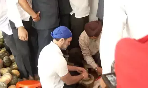 Rahul Gandhi in Amritsar: राहुल गांधी दूसरे दिन भी स्वर्ण मंदिर में नतमस्तक, लंगर में निभाई सेवा Rahul Gandhi in Amritsar: राहुल गांधी दूसरे दिन भी स्वर्ण मंदिर में नतमस्तक, लंगर में निभाई सेवा