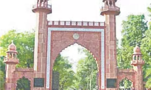 Aligarh: देर रात फायरिंग से दहला एएमयू, छात्र गुट आपस में भिड़े, कई राउंड फायरिंग में तीन घायल Aligarh: देर रात फायरिंग से दहला एएमयू, छात्र गुट आपस में भिड़े, कई राउंड फायरिंग में तीन घायल