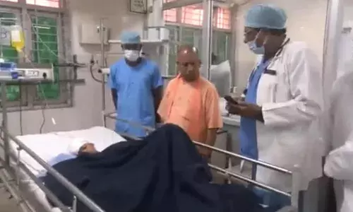 गोरखपुर: देवरिया नरसंहार में घायल बच्चे का बीआरडी में चल रहा इलाज, सीएम योगी ने मिलकर जाना हाल