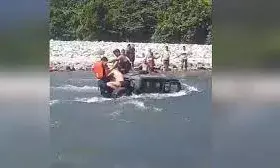 थार से ऑफ रोडिंग मस्ती करने के इरादे से आए तीन युवकों ने जीप नदी में डाल दी। थार से ऑफ रोडिंग मस्ती करने के इरादे से आए तीन युवकों ने जीप नदी में डाल दी।
