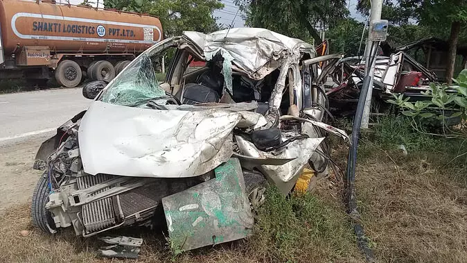 वाराणसी में दर्दनाक हादसा: कार और ट्रक की भिड़ंत में आठ लोगों की मौत, सिर्फ एक बच्चे की बची जान वाराणसी में दर्दनाक हादसा: कार और ट्रक की भिड़ंत में आठ लोगों की मौत, सिर्फ एक बच्चे की बची जान