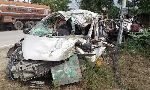 वाराणसी में दर्दनाक हादसा: कार और ट्रक की भिड़ंत में आठ लोगों की मौत, सिर्फ एक बच्चे की बची जान