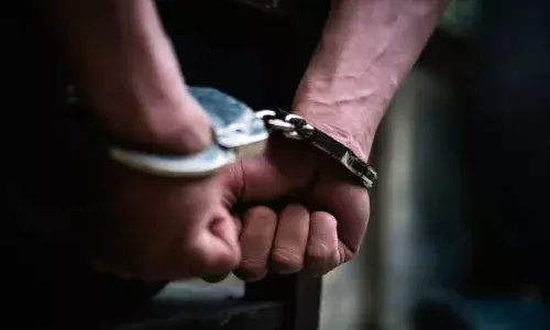 मंगलवार को देहरादून के मोहितनगर में महिला से चाकू के बल पर लूट करने वाले बदमाश को पुलिस ने पकड़ लिया है मंगलवार को देहरादून के मोहितनगर में महिला से चाकू के बल पर लूट करने वाले बदमाश को पुलिस ने पकड़ लिया है