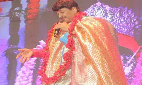 वाराणसी में मनोज तिवारी ने बांधा समा: फिर आईल सिंगार के बारी नेवता पठवले केडी से पुजारी.. भजन पर झूमे भक्त