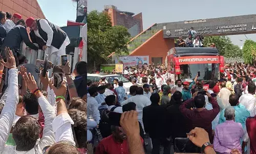 Lucknow : लखनऊ में जेपीएनआईसी के गेट पर एलडीए ने जड़ा ताला, बैरिकेडिंग तोड़कर अखिलेश समर्थकों संग अंदर घुसे Lucknow : लखनऊ में जेपीएनआईसी के गेट पर एलडीए ने जड़ा ताला, बैरिकेडिंग तोड़कर अखिलेश समर्थकों संग अंदर घुसे