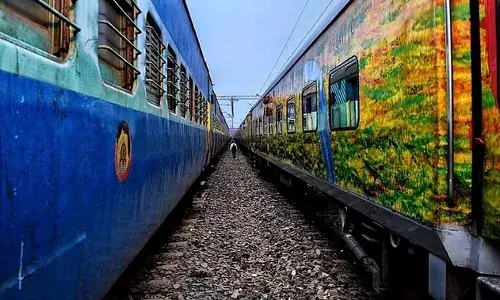 ट्रेन हादसा : नार्थ ईस्ट एक्सप्रेस में प्रयागराज से सवार सभी 80 यात्री सुरक्षित, 50 ट्रेनों के बदले गए रूट