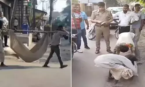 Video: महिला के शव को डंडे से लटकाकर अंतिम संस्कार कराने जा रहे थे पिता और पति... आत्मा झकझोर देगा ये वीडियो Video: महिला के शव को डंडे से लटकाकर अंतिम संस्कार कराने जा रहे थे पिता और पति... आत्मा झकझोर देगा ये वीडियो