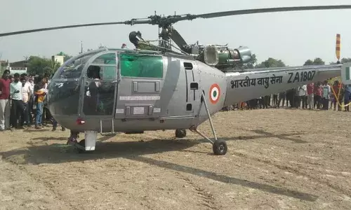 प्रयागराज : होलागढ़ में भारतीय वायु सेना के हेलीकॉप्टर की इमरजेंसी लैंडिंग, देखने को जुटी ग्रामीणों की भीड़