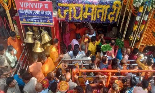 Navratri 2023: विंध्याचल में दूसरे दिन मां ब्रह्मचारिणी की पूजा, उमड़ा भक्तों का सैलाब, लगी लंबी कतार