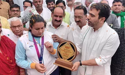 UP: किरण बालियान के घर पहुंचे चौधरी जयंत सिंह, इकलौता में पारुल और बहादरपुर में अन्नू रानी को करेंगे सम्मानित