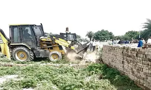 ध्वस्तीकरण का नया रिकॉर्ड: आगरा में 34 अवैध कॉलोनियां मिट्टी में मिलाईं, 100 बीघा से अधिक भूमि पर चला बुलडोजर