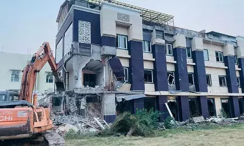 UP: कब्रिस्तान की जमीन पर बने बसपा नेता के होटल पर गरजा बाबा का बुलडोजर, 20 करोड़ की बिल्डिंग मिट्टी में मिली