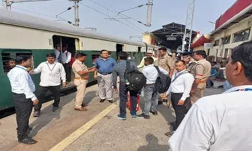 Aligarh: ट्रेन में बिना टिकट पकड़े 502 यात्री, 3.68 लाख रुपये का जुर्माना वसूला Aligarh: ट्रेन में बिना टिकट पकड़े 502 यात्री, 3.68 लाख रुपये का जुर्माना वसूला