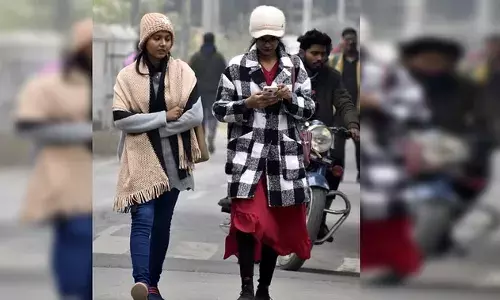 Almora Weather: सर्दी की पहली बारिश से तापमान लुढ़का, लोगों ने निकाले गर्म कपड़े, बढ़ी ठंड