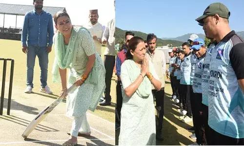 Dehradun: नए अंदाज में दिखीं मंत्री रेखा आर्य, मैदान में उठाया बल्ला...युवाओं को दी नशे से दूर रहने की सीख