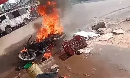 Agra: चलती बाइक बनी आग का गोला, लोगों ने दंपती और उनकी बेटी को बचाया; गाड़ी जलकर राख हो गई