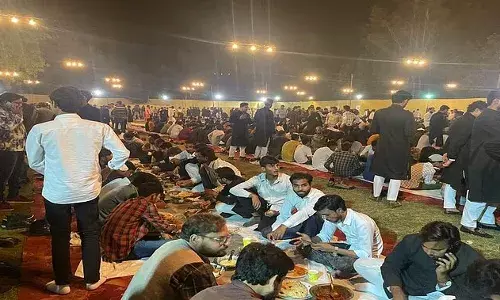 AMU: 750 बकरों का कोरमा, 40 क्विंटल बिरयानी, 35 क्विंटल शाही टुकड़ा, 40 हजार ने खाई दावत AMU: 750 बकरों का कोरमा, 40 क्विंटल बिरयानी, 35 क्विंटल शाही टुकड़ा, 40 हजार ने खाई दावत